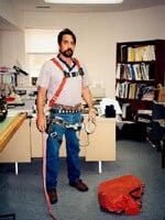 Hombre con harnés, por Niosh