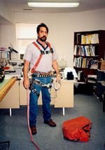 Hombre con harnés, por Niosh